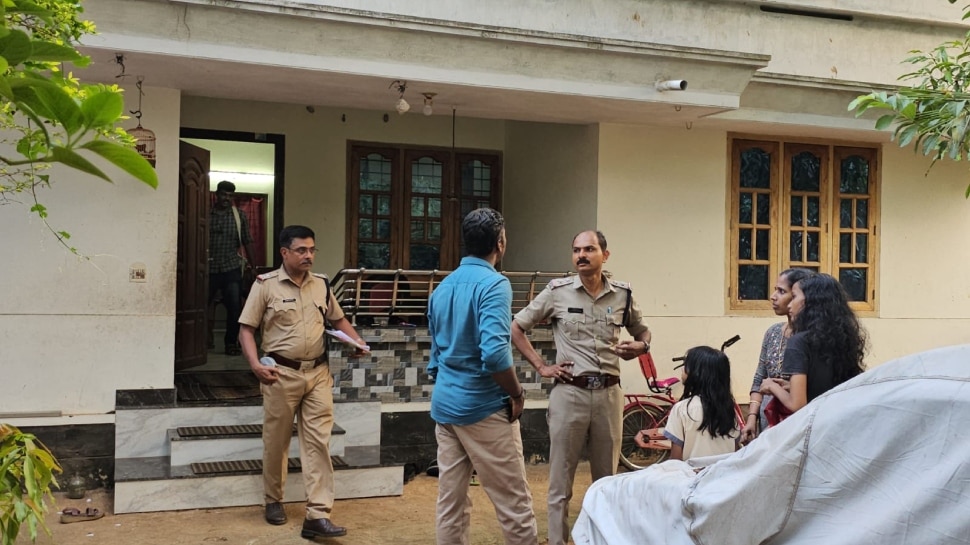 Robbery: നെയ്യാറ്റിൻകരയിൽ പട്ടാപ്പകൽ വീട് കുത്തി തുറന്ന് മോഷണം; സ്വർണവും പണവും കവർന്നു Robbery: നെയ്യാറ്റിൻകരയിൽ പട്ടാപ്പകൽ വീട് കുത്തി തുറന്ന് മോഷണം; സ്വർണവും പണവും കവർന്നു