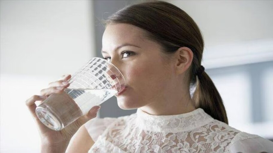 Drinking Cold Water : തണുത്ത വെളളം കുടിക്കുന്നത് ആരോഗ്യത്തിന് നല്ലതോ? ശ്രദ്ധിക്കാം ഈ കാര്യങ്ങള്‍