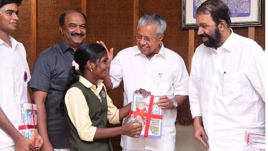 Kerala Education Department: "ഒമ്പതാം ക്ലാസിലെ പരീക്ഷ കഴിഞ്ഞില്ല, പത്താം ക്ലാസിലെ പാഠപുസ്തകങ്ങൾ കിട്ടി"