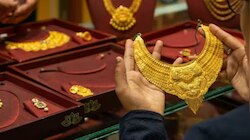 Gold Price Hike: കുതിച്ചുയർന്ന് സ്വർണവില! വീണ്ടും റെക്കോർഡ് നിരക്ക്; ഇന്ന് ഉയർന്നത് 2000ന് മുകളിൽ