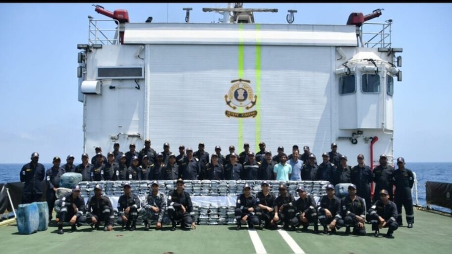 Drugs Seized Gujarat coast: ഗുജറാത്ത് തീരത്ത് വന്‍ലഹരിവേട്ട; 1800 കോടി രൂപയുടെ മയക്കുമരുന്ന് പിടികൂടി, കടത്തുകാര്‍ രക്ഷപ്പെട്ടു