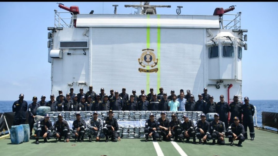 Drugs Seized Gujarat coast: ഗുജറാത്ത് തീരത്ത് വന്ലഹരിവേട്ട; 1800 കോടി രൂപയുടെ മയക്കുമരുന്ന് പിടികൂടി, കടത്തുകാര് രക്ഷപ്പെട്ടു Drugs Seized Gujarat coast: ഗുജറാത്ത് തീരത്ത് വന്ലഹരിവേട്ട; 1800 കോടി രൂപയുടെ മയക്കുമരുന്ന് പിടികൂടി, കടത്തുകാര് രക്ഷപ്പെട്ടു