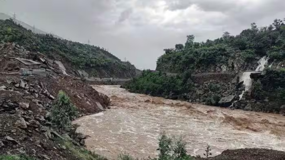 Three dead after landslide occured in jammu kashmir due to heavy rain ...