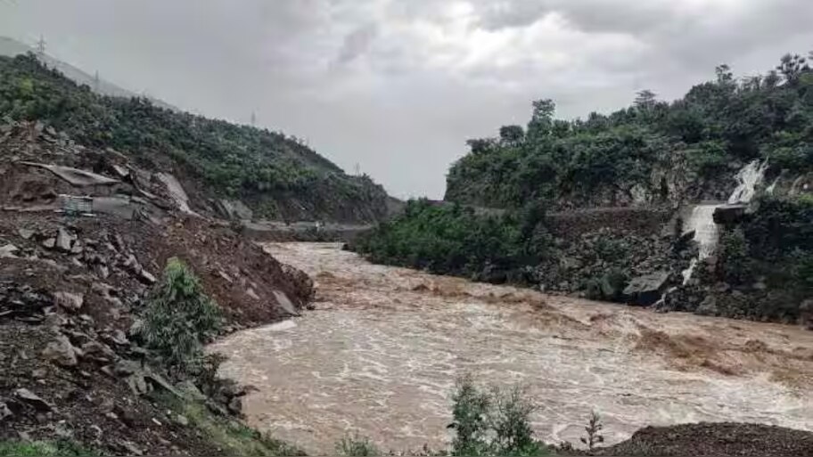Three dead after landslide occured in jammu kashmir due to heavy rain ...
