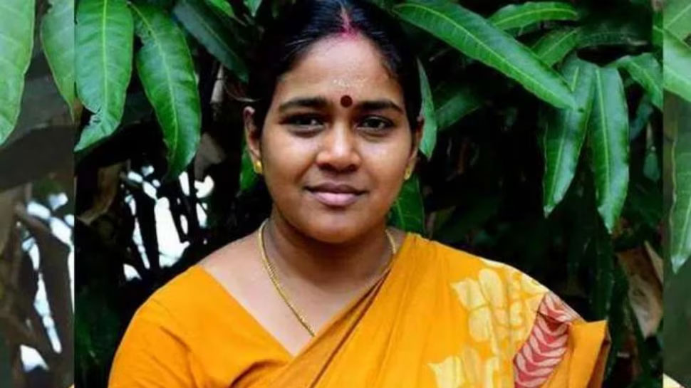 Shobha Surendran: ശോഭ സുരേന്ദ്രന്റെ വീടിന് മുന്നിൽ സ്ഫോടക വസ്തു പൊട്ടിത്തെറിച്ചു Shobha Surendran: ശോഭ സുരേന്ദ്രന്റെ വീടിന് മുന്നിൽ സ്ഫോടക വസ്തു പൊട്ടിത്തെറിച്ചു