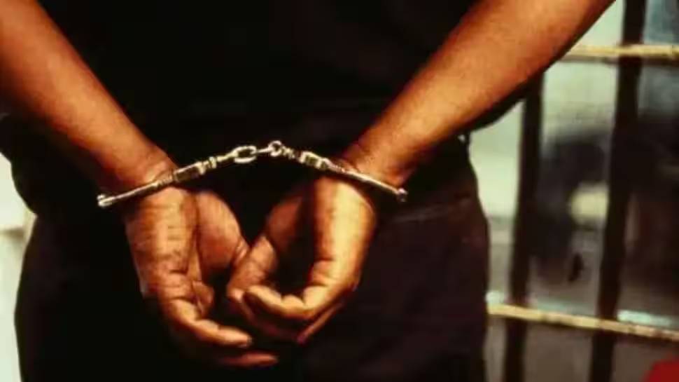 Rape Case: സിനിമയിൽ നല്ല വേഷം നൽകാമെന്ന് വാഗാദാനം; ജൂനിയർ ആർട്ടിസ്റ്റായ യുവതിയെ പീഡിപ്പിച്ച 40കാരൻ അറസ്റ്റിൽ Rape Case: സിനിമയിൽ നല്ല വേഷം നൽകാമെന്ന് വാഗാദാനം; ജൂനിയർ ആർട്ടിസ്റ്റായ യുവതിയെ പീഡിപ്പിച്ച 40കാരൻ അറസ്റ്റിൽ