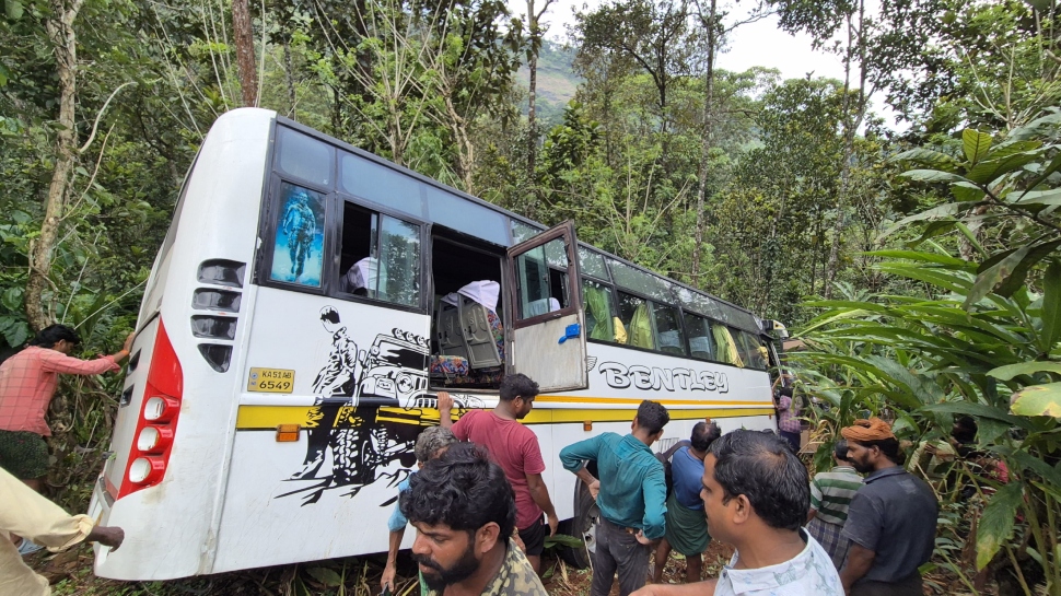 Bus Accident: ഇടുക്കിയിൽ വിനോദസഞ്ചാരികളുടെ ബസ് മറിഞ്ഞു; അപകടത്തില്പ്പെട്ടത് കർണാടക സ്വദേശികള് സഞ്ചാരിച്ച വാഹനം Bus Accident: ഇടുക്കിയിൽ വിനോദസഞ്ചാരികളുടെ ബസ് മറിഞ്ഞു; അപകടത്തില്പ്പെട്ടത് കർണാടക സ്വദേശികള് സഞ്ചാരിച്ച വാഹനം
