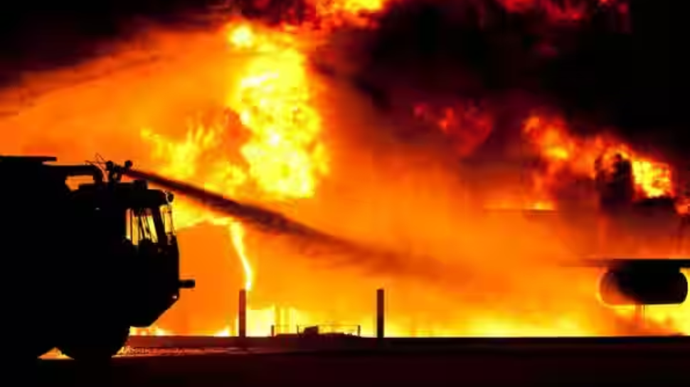 Kolkata Fire Accident: കൊൽക്കത്തയിൽ ഹോട്ടലിൽ തീപിടിത്തം; 14 മരണം, തീ നിയന്ത്രണവിധേയം Kolkata Fire Accident: കൊൽക്കത്തയിൽ ഹോട്ടലിൽ തീപിടിത്തം; 14 മരണം, തീ നിയന്ത്രണവിധേയം