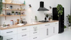 Kitchen Vastu Tips: വീട്ടിൽ ദാരിദ്ര്യവും രോ​ഗങ്ങളും പതിവാണോ? അടുക്കളയിൽ നിന്ന് ഈ സാധനങ്ങൾ ഉടൻ നീക്കം ചെയ്യൂ!