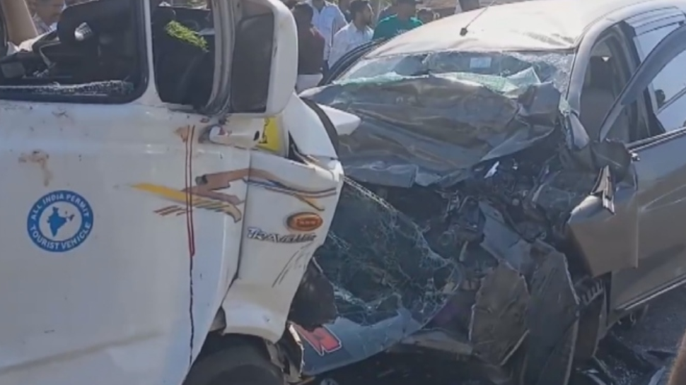 Kozhikode Accident News: വടകരയിൽ കാറും വാനും കൂട്ടിയിടിച്ച് അപകടം; 4 മരണം Kozhikode Accident News: വടകരയിൽ കാറും വാനും കൂട്ടിയിടിച്ച് അപകടം; 4 മരണം
