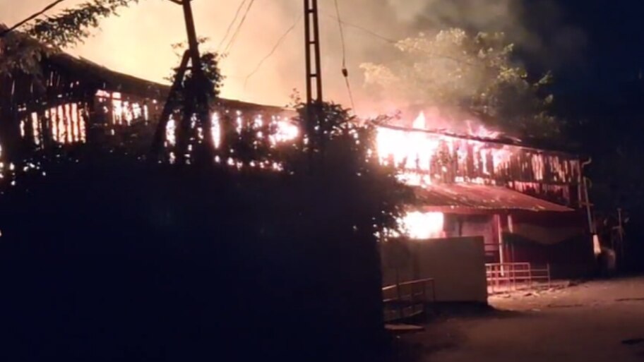 Beverages Outlet Fire: ഔട്ട്ലെറ്റിലും ​ഗോഡൗണിലുമായി 45,000 കെയ്സുകൾ കത്തി നശിച്ചു, നഷ്ടം 10 കോടിയോളം വരും; പ്രാഥമിക നി​ഗമനം