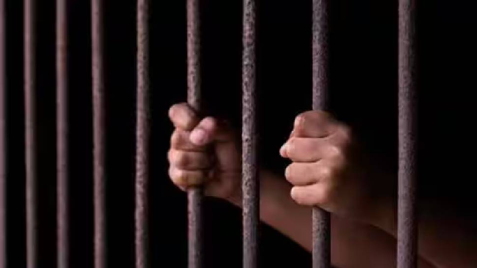 Sexual Assault Case: പത്തു വയസുകാരിയെ ഭീഷണിപ്പെടുത്തി പീഡിപ്പിച്ചു; 45 വയസ്സുകാരന് 64 വർഷം കഠിന തടവ് Sexual Assault Case: പത്തു വയസുകാരിയെ ഭീഷണിപ്പെടുത്തി പീഡിപ്പിച്ചു; 45 വയസ്സുകാരന് 64 വർഷം കഠിന തടവ്