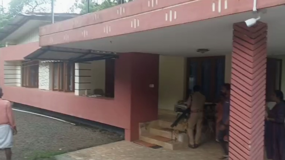 Couple Found Dead: വൃദ്ധ ദമ്പതികൾ വീട്ടിൽ മരിച്ച നിലയിൽ; മൃതദേഹങ്ങൾ കണ്ടെത്തിയത് വീടിൻറെ രണ്ടിടങ്ങളിലായി