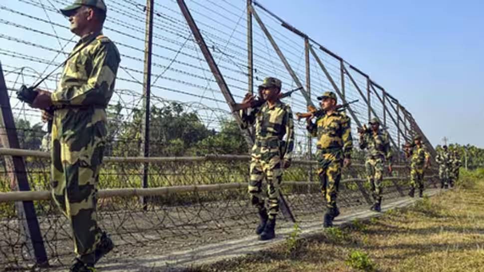 Pak Intruder: പാക്ക് നുഴഞ്ഞു കയറ്റക്കാരനെ വധിച്ച് ബിഎസ്എഫ്; സംഭവം ഗുജറാത്ത് അതിർത്തിയിൽ Pak Intruder: പാക്ക് നുഴഞ്ഞു കയറ്റക്കാരനെ വധിച്ച് ബിഎസ്എഫ്; സംഭവം ഗുജറാത്ത് അതിർത്തിയിൽ