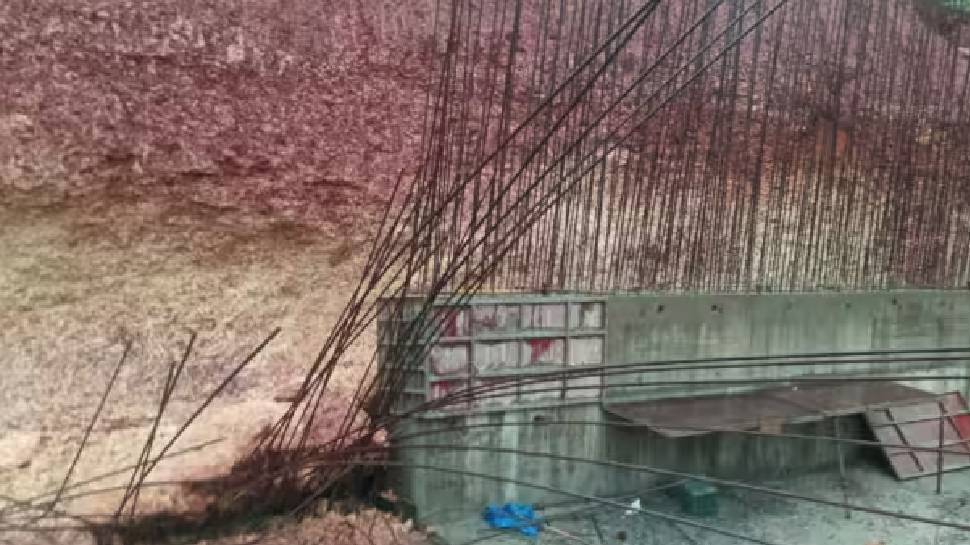 Landslide on NH Construction: കണ്ണൂരിൽ ദേശീയപാത നിര്മാണത്തിനിടെ മണ്ണിടിച്ചിൽ; തൊഴിലാളി മരിച്ചു Landslide on NH Construction: കണ്ണൂരിൽ ദേശീയപാത നിര്മാണത്തിനിടെ മണ്ണിടിച്ചിൽ; തൊഴിലാളി മരിച്ചു