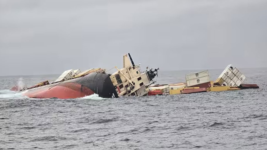 MSC Elsa 3 Ship Accident: ചരക്കു കപ്പലിലെ 14 കണ്ടെയ്നറുകൾ കൊല്ലം തീരത്തടിഞ്ഞു; മീൻപിടിത്തം ജൂൺ ഒന്ന് വരെ നിരോധിച്ചു