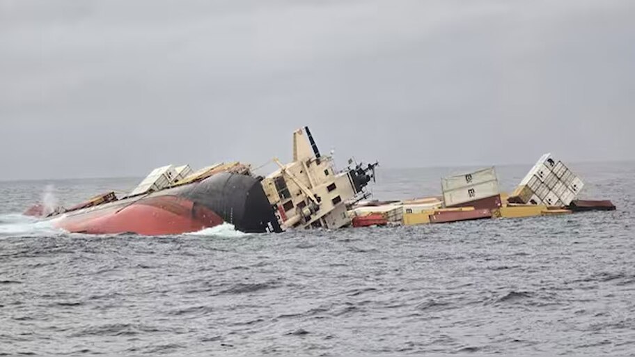 MSC ELSA 3: കൊച്ചി തീരത്തിന് സമീപം ചരക്കുകപ്പൽ മുങ്ങിയ സംഭവം; കാരണം യന്ത്രത്തകരാറെന്ന് ഡയറക്ടറേറ്റ് ജനറൽ ഓഫ് ഷിപ്പിങ്