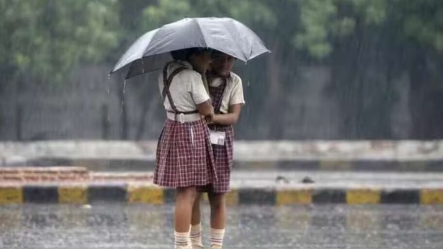 School Holiday: സ്കൂൾ തുറക്കുന്ന ദിവസം തന്നെ അവധി; അവധി നൽകിയിരിക്കുന്നത് ഈ പഞ്ചായത്തുകളിലെ വിദ്യാഭ്യാസ സ്ഥാപനങ്ങൾക്ക്