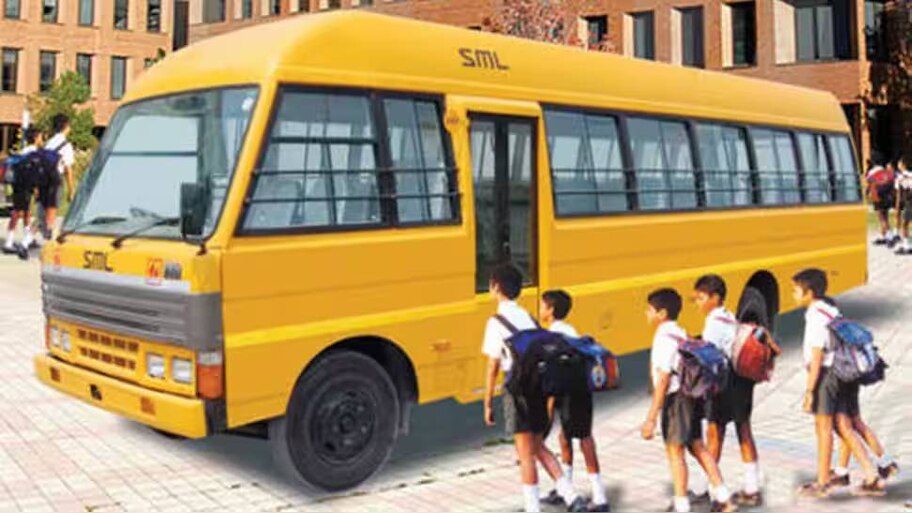 School Bus Fees Controversy: ബസ് ഫീസ് അടച്ചില്ല; എട്ടാം ക്ലാസുകാരനെ ബസിൽ നിന്ന് വലിച്ചിറക്കിയെന്ന് പരാതി