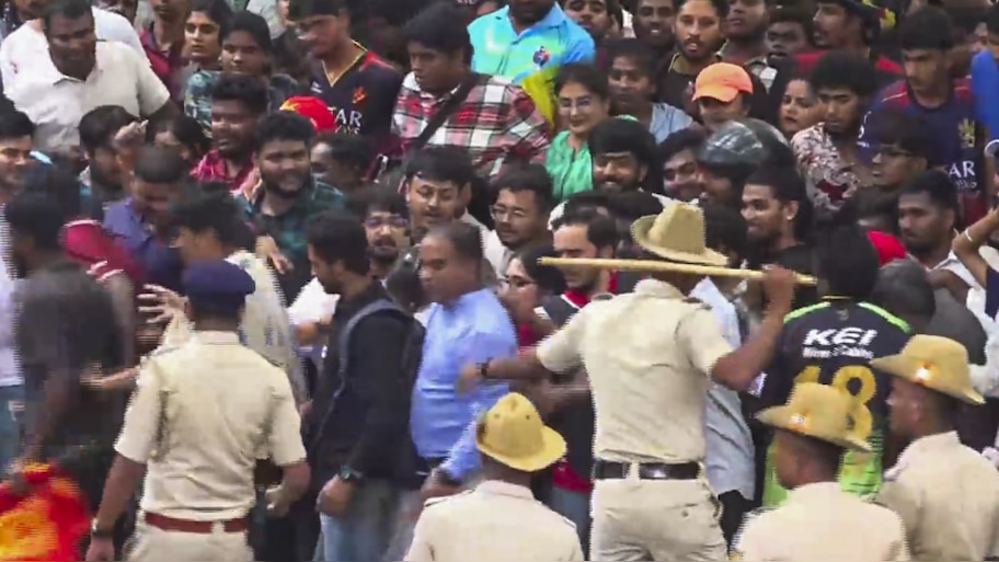 RCB Victory Parade stampede: പിഴവ് പറ്റിയതാർക്ക്? ആൾക്കൂട്ടത്തെ നിയന്ത്രിക്കാൻ മതിയായ സന്നാഹമുണ്ടായിരുന്നില്ലേ? ബെംഗളൂരു ദുരന്തത്തിൽ ഡിജിപിയുടെ പ്രാഥമിക റിപ്പോർട്ട്