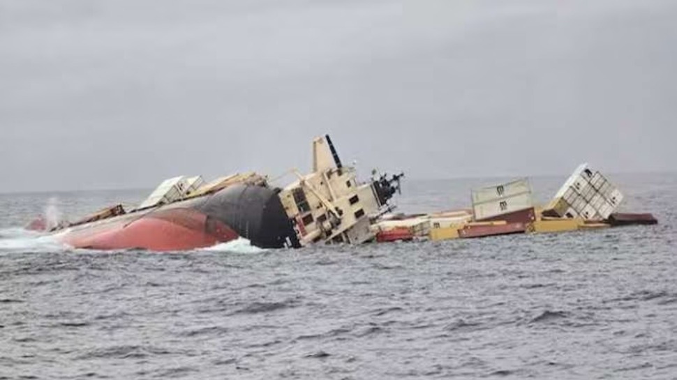MSC ELSA 3 Ship: മുങ്ങിയ കപ്പലിലെ കണ്ടെയ്നറുകളിലുണ്ടായിരുന്നത് ഇവയൊക്കെ; 73 എണ്ണത്തിൽ അപകടകരമായ വസ്തുക്കൾ MSC ELSA 3 Ship: മുങ്ങിയ കപ്പലിലെ കണ്ടെയ്നറുകളിലുണ്ടായിരുന്നത് ഇവയൊക്കെ; 73 എണ്ണത്തിൽ അപകടകരമായ വസ്തുക്കൾ