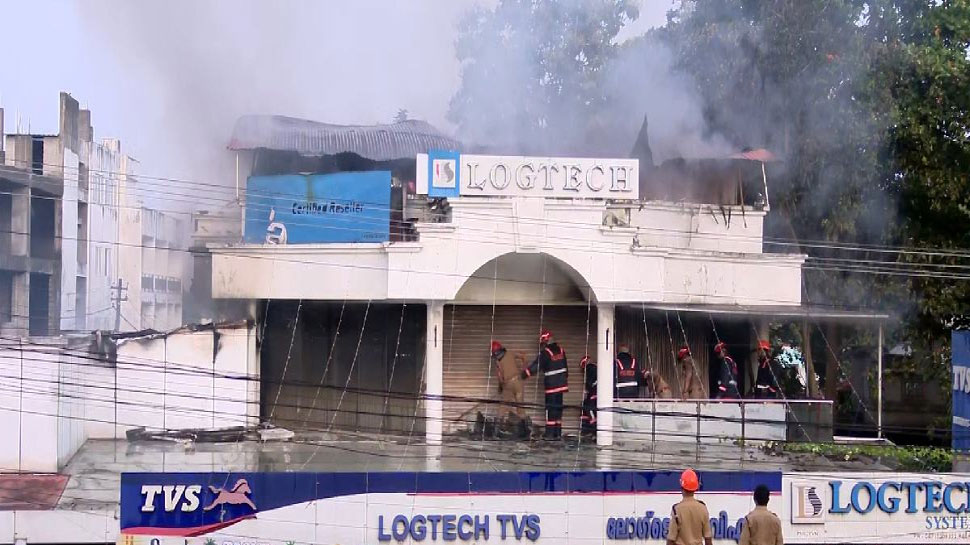 Thiruvananthapuram Fire Accident: വൻ തീപിടുത്തം; പിഎംജിയിലെ ടിവിഎസ് ഷോറൂം കത്തിനശിച്ചു Thiruvananthapuram Fire Accident: വൻ തീപിടുത്തം; പിഎംജിയിലെ ടിവിഎസ് ഷോറൂം കത്തിനശിച്ചു