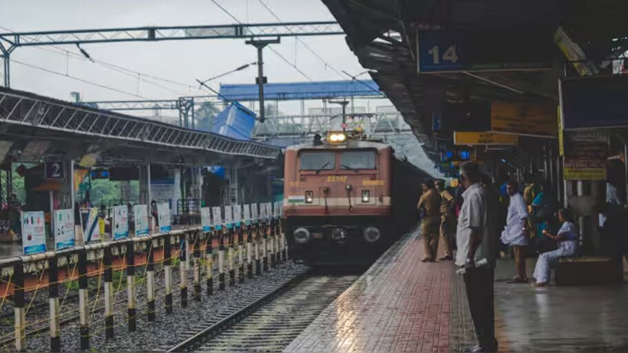 Thane Train Accident: തിരക്കേറിയ ലോക്കൽ ട്രെയിനിൽ നിന്ന് വീണ് 5 പേർ മരിച്ചു, നിരവധി പേർക്ക് പരിക്ക്; സംഭവം മുംബൈയിൽ 