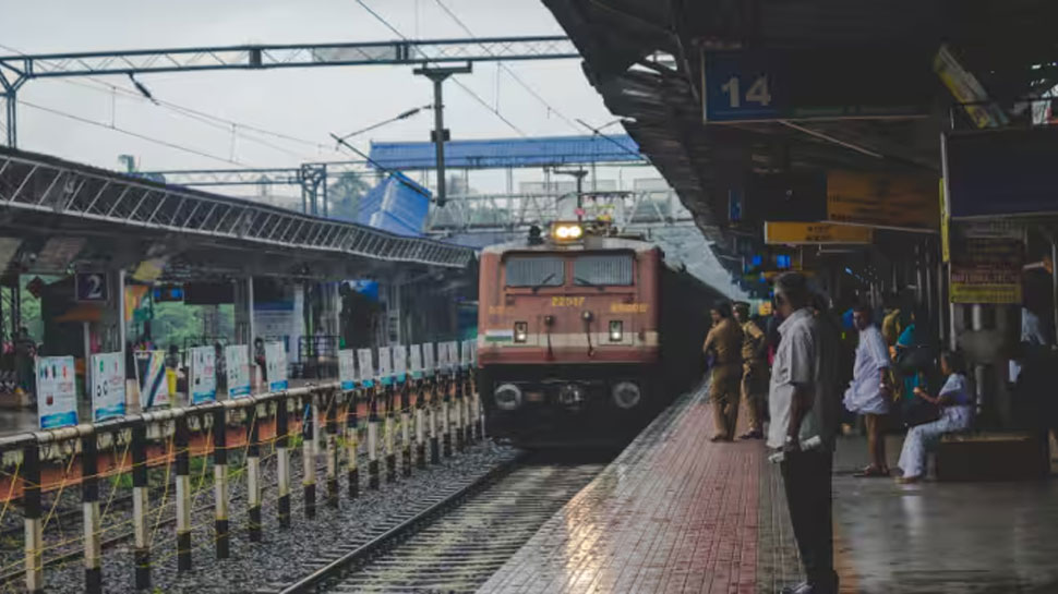 Thane Train Accident: തിരക്കേറിയ ലോക്കൽ ട്രെയിനിൽ നിന്ന് വീണ് 5 പേർ മരിച്ചു, നിരവധി പേർക്ക് പരിക്ക്; സംഭവം മുംബൈയിൽ Thane Train Accident: തിരക്കേറിയ ലോക്കൽ ട്രെയിനിൽ നിന്ന് വീണ് 5 പേർ മരിച്ചു, നിരവധി പേർക്ക് പരിക്ക്; സംഭവം മുംബൈയിൽ