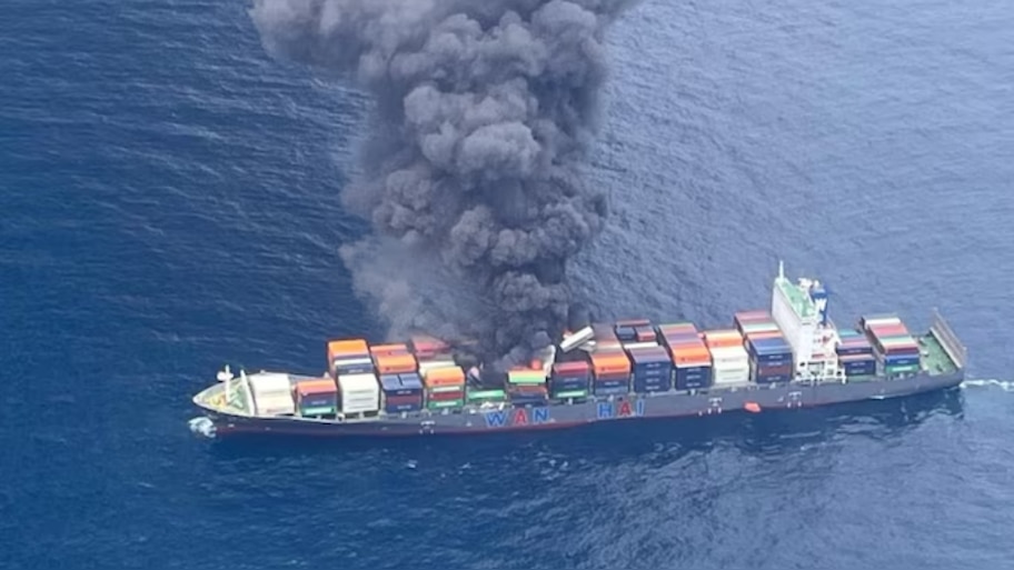 Cargo Ship Explosion: 'കപ്പലിന് അടുത്തേക്ക് നീങ്ങാനാകുന്നില്ല'; തീ അണയ്ക്കാനുള്ള ശ്രമം തുടരുമെന്ന് കോസ്റ്റ് ​ഗാർഡ് ഡിഐജി