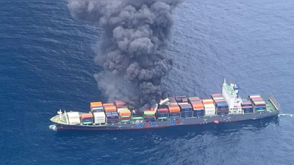 Cargo Ship Explosion: പരിക്കേറ്റ ആറ് നാവികരിൽ രണ്ട് പേരുടെ നില ഗുരുതരമെന്ന് റിപ്പോർട്ട് Cargo Ship Explosion: പരിക്കേറ്റ ആറ് നാവികരിൽ രണ്ട് പേരുടെ നില ഗുരുതരമെന്ന് റിപ്പോർട്ട്