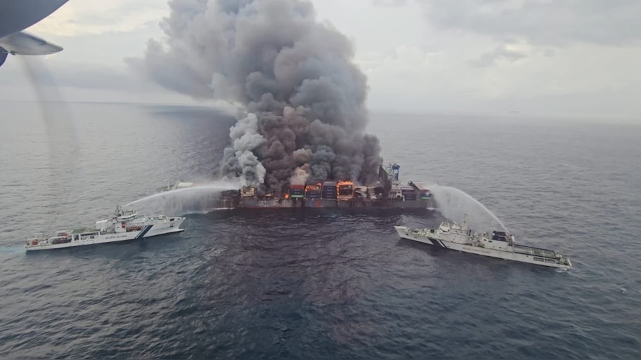 Cargo Ship Fire Outbreak: 157 കണ്ടെയ്‌നറുകളില്‍ അത്യന്തം അപകടരമായ വസ്തുക്കള്‍; കപ്പലില്‍ തീയും പൊട്ടിത്തെറികളും തുടരുന്നു