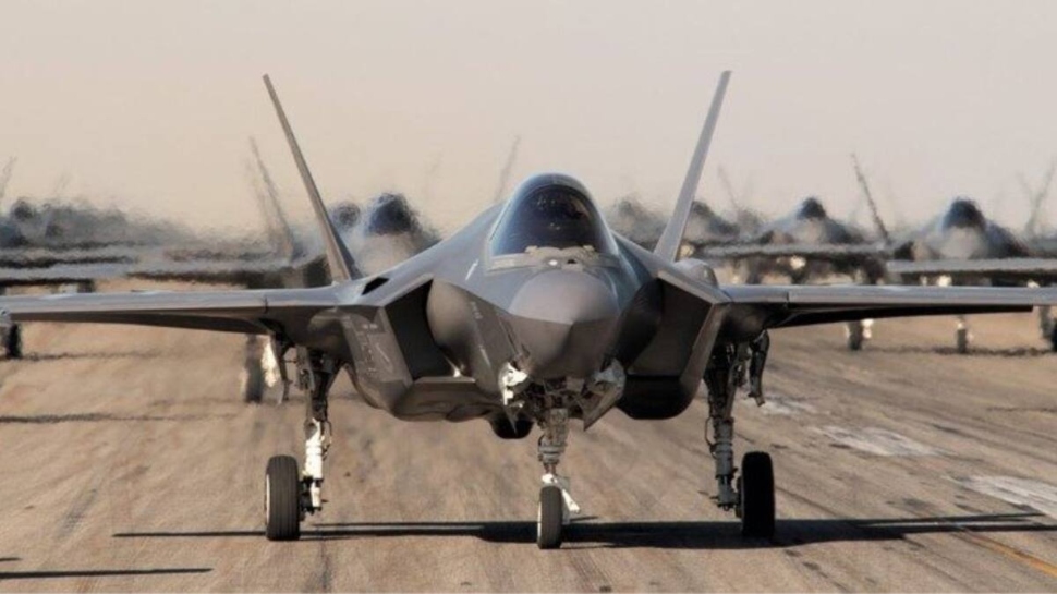 Britain War Plane: തിരുവനന്തപുരത്ത് അടിയന്തര ലാൻഡിങ് നടത്തി ബ്രിട്ടന്റെ യുദ്ധ വിമാനം; അടിയന്തര ലാൻഡിങ് ഇന്ധനം കുറവായതോടെ Britain War Plane: തിരുവനന്തപുരത്ത് അടിയന്തര ലാൻഡിങ് നടത്തി ബ്രിട്ടന്റെ യുദ്ധ വിമാനം; അടിയന്തര ലാൻഡിങ് ഇന്ധനം കുറവായതോടെ