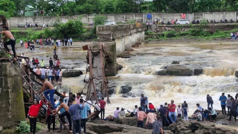 Bridge Collapsed: പൂനെയില് നദിക്ക് കുറുകയുള്ള പാലം തകർന്നു വീണു; 6 പേർ മരിച്ചു Bridge Collapsed: പൂനെയില് നദിക്ക് കുറുകയുള്ള പാലം തകർന്നു വീണു; 6 പേർ മരിച്ചു
