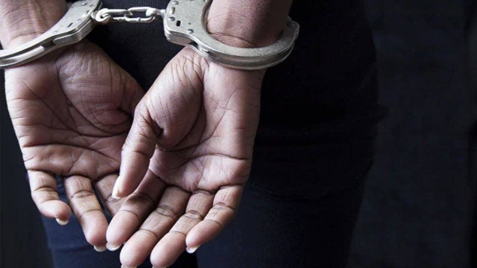 Sexual Assault: ലൈംഗീകമായി പീഡിപ്പിച്ചു; കേരളത്തിലെ രണ്ട് പൂജാരിമാർക്കെതിരെ ബെംഗളൂരു യുവതി, ഒരാൾ അറസ്റ്റിൽ Sexual Assault: ലൈംഗീകമായി പീഡിപ്പിച്ചു; കേരളത്തിലെ രണ്ട് പൂജാരിമാർക്കെതിരെ ബെംഗളൂരു യുവതി, ഒരാൾ അറസ്റ്റിൽ