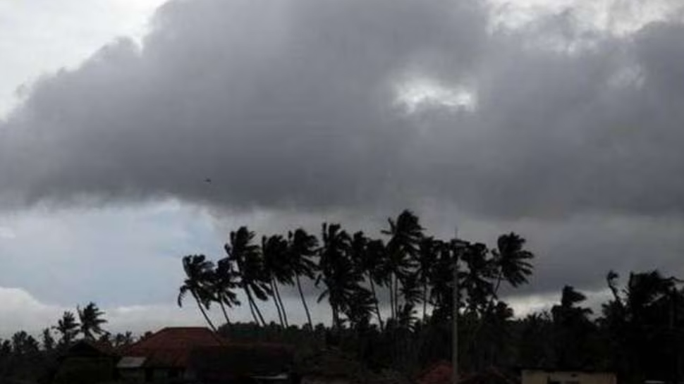 Kerala Rain Alert: സംസ്ഥാനത്ത് മഴ ശക്തം; മുന്നറിയിപ്പുകളിൽ മാറ്റം Kerala Rain Alert: സംസ്ഥാനത്ത് മഴ ശക്തം; മുന്നറിയിപ്പുകളിൽ മാറ്റം