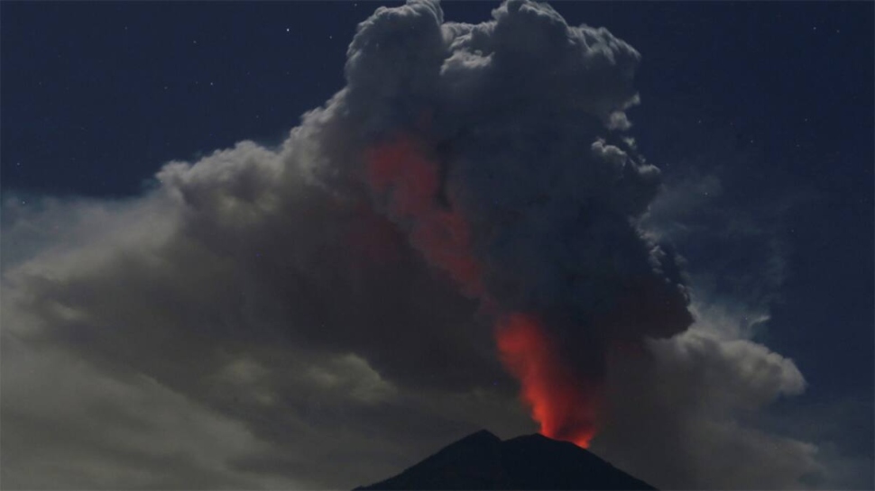 Volcano Eruption: ഇന്തോനേഷ്യയിൽ വൻ അഗ്നിപർവതസ്ഫോടനം; ബാലിയിൽ നിന്നുള്ള വിമാനസർവീസുകൾ റദ്ദാക്കി Volcano Eruption: ഇന്തോനേഷ്യയിൽ വൻ അഗ്നിപർവതസ്ഫോടനം; ബാലിയിൽ നിന്നുള്ള വിമാനസർവീസുകൾ റദ്ദാക്കി