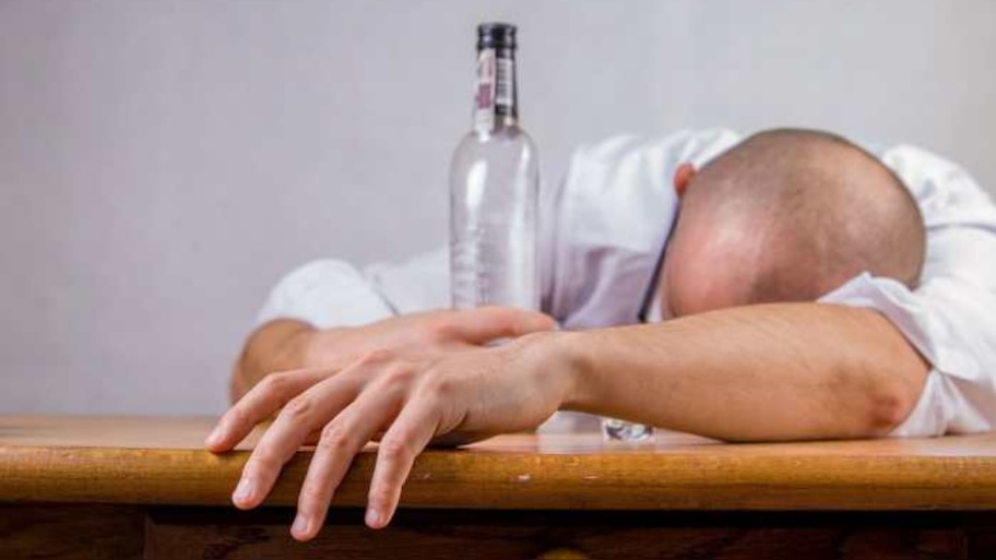 Alcohol Hangover Symptoms: മദ്യം അപകടം, ഹാങ് ഓവർ കൂടുതൽ അപകടം; ഹാങ് ഓവർ കുറയ്ക്കാൻ ചെയ്യേണ്ടതെന്ത്?