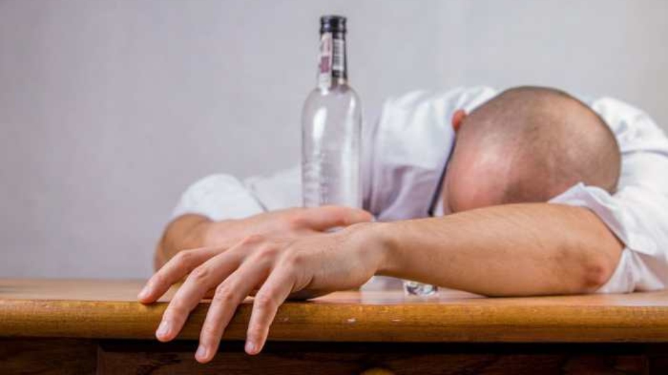 Alcohol Hangover Symptoms: മദ്യം അപകടം, ഹാങ് ഓവർ കൂടുതൽ അപകടം; ഹാങ് ഓവർ കുറയ്ക്കാൻ ചെയ്യേണ്ടതെന്ത്? Alcohol Hangover Symptoms: മദ്യം അപകടം, ഹാങ് ഓവർ കൂടുതൽ അപകടം; ഹാങ് ഓവർ കുറയ്ക്കാൻ ചെയ്യേണ്ടതെന്ത്?