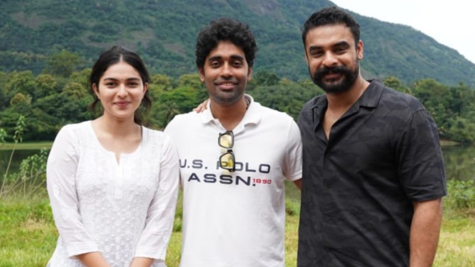 Pallichattambi Movie: ടൊവിനോ - ഡിജോ ജോസ് കൂട്ടുകെട്ട്, നായിക കയാദു; 'പള്ളിച്ചട്ടമ്പി' ചിത്രീകരണം തുടങ്ങി Pallichattambi Movie: ടൊവിനോ - ഡിജോ ജോസ് കൂട്ടുകെട്ട്, നായിക കയാദു; 'പള്ളിച്ചട്ടമ്പി' ചിത്രീകരണം തുടങ്ങി