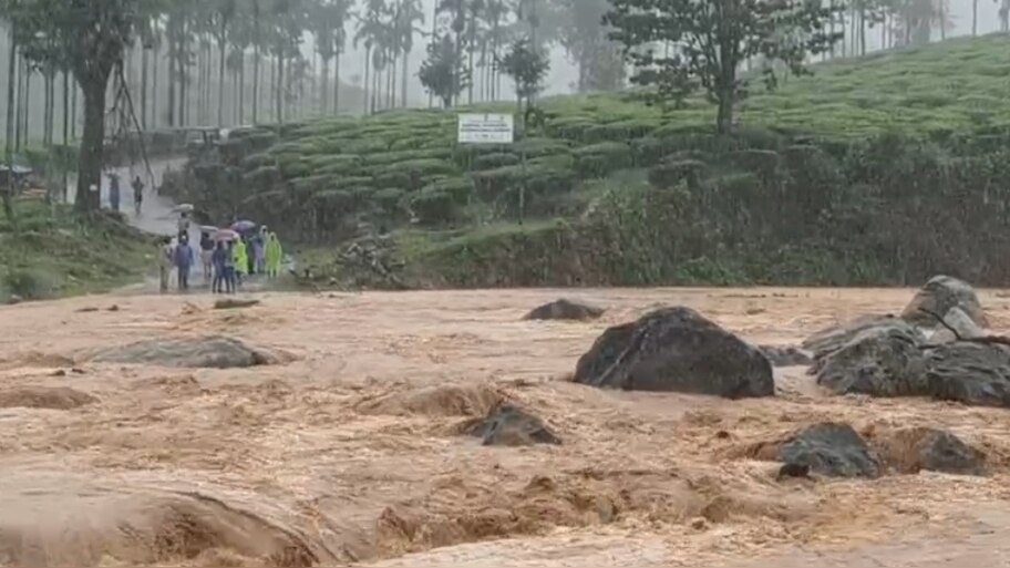 Wayanad Heavy Rain: മുണ്ടക്കൈ, ചൂരൽമല മേഖലയിൽ കനത്തമഴ;  പ്രതിഷേധവുമായി നാട്ടുകാർ, വില്ലേജ് ഓഫീസറെ തടഞ്ഞു, ഉരുൾപൊട്ടൽ ഉണ്ടായിട്ടില്ലെന്ന് റിപ്പോർട്ട്