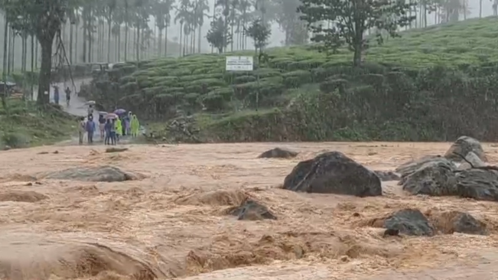 Wayanad Heavy Rain: മുണ്ടക്കൈ, ചൂരൽമല മേഖലയിൽ കനത്തമഴ; പ്രതിഷേധവുമായി നാട്ടുകാർ, വില്ലേജ് ഓഫീസറെ തടഞ്ഞു, ഉരുൾപൊട്ടൽ ഉണ്ടായിട്ടില്ലെന്ന് റിപ്പോർട്ട് Wayanad Heavy Rain: മുണ്ടക്കൈ, ചൂരൽമല മേഖലയിൽ കനത്തമഴ; പ്രതിഷേധവുമായി നാട്ടുകാർ, വില്ലേജ് ഓഫീസറെ തടഞ്ഞു, ഉരുൾപൊട്ടൽ ഉണ്ടായിട്ടില്ലെന്ന് റിപ്പോർട്ട്