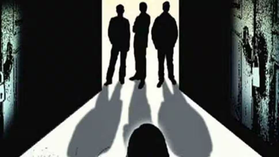 Kolkata Gangrape: കൊൽക്കത്തയെ നടുക്കി വീണ്ടും കൂട്ടബലാത്സംഗം; നിയമവിദ്യാർഥിനിയെ കൂട്ടബലാത്സംഗം ചെയ്തു, മൂന്ന് പേർ അറസ്റ്റിൽ Kolkata Gangrape: കൊൽക്കത്തയെ നടുക്കി വീണ്ടും കൂട്ടബലാത്സംഗം; നിയമവിദ്യാർഥിനിയെ കൂട്ടബലാത്സംഗം ചെയ്തു, മൂന്ന് പേർ അറസ്റ്റിൽ