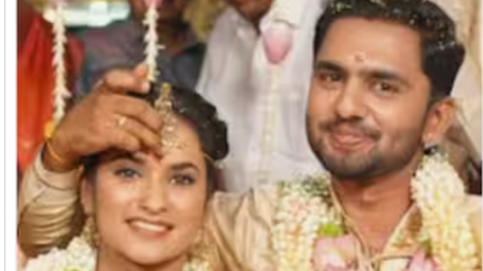 Thiruppur Newly Wed Suicide: 'ഒത്തുപോകാൻ എല്ലാവരും പറയുന്നു, ഇനി വയ്യ'; തിരുപ്പൂരിൽ ജീവനൊടുക്കിയ നവവധുവിന്റെ അവസാന സന്ദേശം അച്ഛന് Thiruppur Newly Wed Suicide: 'ഒത്തുപോകാൻ എല്ലാവരും പറയുന്നു, ഇനി വയ്യ'; തിരുപ്പൂരിൽ ജീവനൊടുക്കിയ നവവധുവിന്റെ അവസാന സന്ദേശം അച്ഛന്