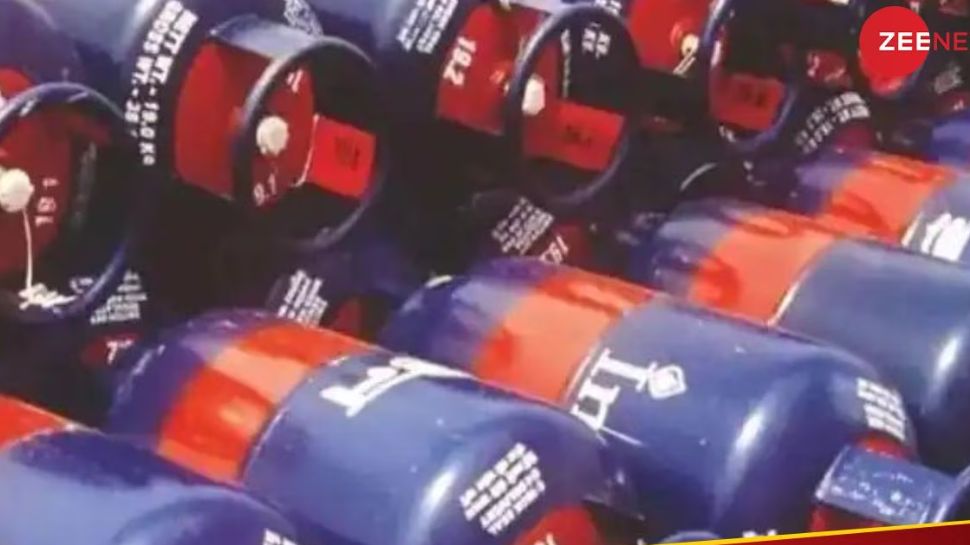 LPG Price Cut: മാസത്തിന്റെ ആദ്യ ദിനം ഉപഭോക്താക്കൾക്ക് സന്തോഷ വാർത്ത; LPG സിലിണ്ടറിന്റെ വിലയിൽ ഇടിവ് LPG Price Cut: മാസത്തിന്റെ ആദ്യ ദിനം ഉപഭോക്താക്കൾക്ക് സന്തോഷ വാർത്ത; LPG സിലിണ്ടറിന്റെ വിലയിൽ ഇടിവ്