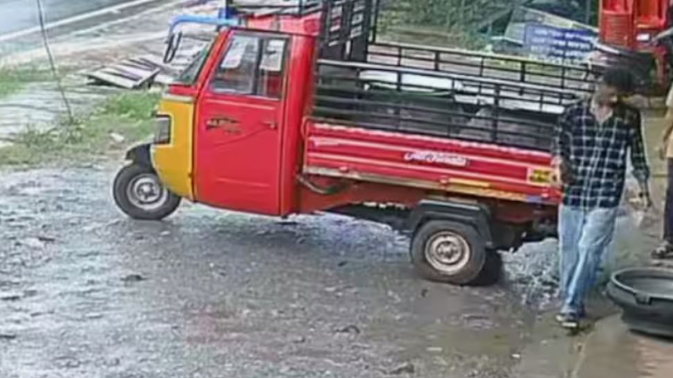 Kozhikode Theft Case: ''കല്യാണ വീട്ടിലേക്ക് പാത്രങ്ങൾ വേണം''; വാടകയ്ക്കെടുത്ത സാധനങ്ങൾ ആക്രിക്കടയിൽ മറിച്ചുവിറ്റ് യുവാവ്, തേടി പൊലീസ് Kozhikode Theft Case: ''കല്യാണ വീട്ടിലേക്ക് പാത്രങ്ങൾ വേണം''; വാടകയ്ക്കെടുത്ത സാധനങ്ങൾ ആക്രിക്കടയിൽ മറിച്ചുവിറ്റ് യുവാവ്, തേടി പൊലീസ്