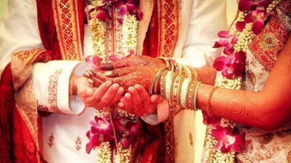 Dowry Harassment Death: സ്ത്രീധനത്തിൽ ഒരു പവൻ സ്വർണം കുറവ്, ഭർതൃവീട്ടിൽ പീഡനം; നവവധു തൂങ്ങി മരിച്ച നിലയിൽ Dowry Harassment Death: സ്ത്രീധനത്തിൽ ഒരു പവൻ സ്വർണം കുറവ്, ഭർതൃവീട്ടിൽ പീഡനം; നവവധു തൂങ്ങി മരിച്ച നിലയിൽ