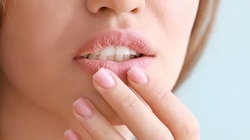 Dry Lips: ചുണ്ടുകൾ വരണ്ട് പൊട്ടുന്നുണ്ടോ? ഈ പൊടിക്കൈകൾ ഒന്ന് ട്രൈ ചെയ്ത് നോക്കൂ
