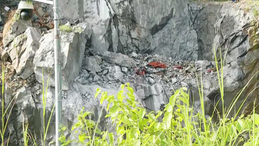 Konni Quarry Accident: കോന്നിയിലെ പാറമടയിൽ ഹിറ്റാച്ചിക്ക് മുകളിലേക്ക് പാറക്കല്ല് വീണ് അപകടം; രണ്ട് തൊഴിലാളികൾ മരിച്ചു