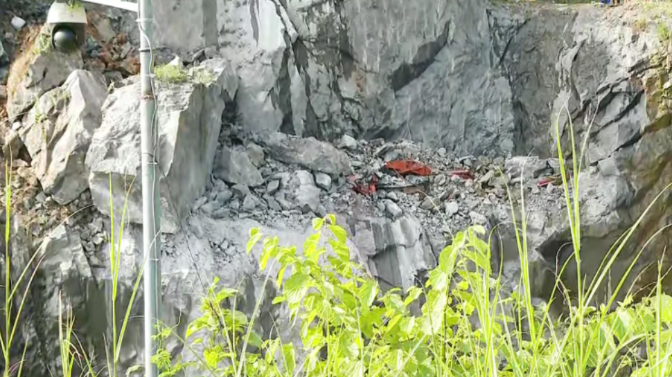 Konni Quarry Accident: കോന്നിയിലെ പാറമടയിൽ ഹിറ്റാച്ചിക്ക് മുകളിലേക്ക് പാറക്കല്ല് വീണ് അപകടം; രണ്ട് തൊഴിലാളികൾ മരിച്ചു Konni Quarry Accident: കോന്നിയിലെ പാറമടയിൽ ഹിറ്റാച്ചിക്ക് മുകളിലേക്ക് പാറക്കല്ല് വീണ് അപകടം; രണ്ട് തൊഴിലാളികൾ മരിച്ചു