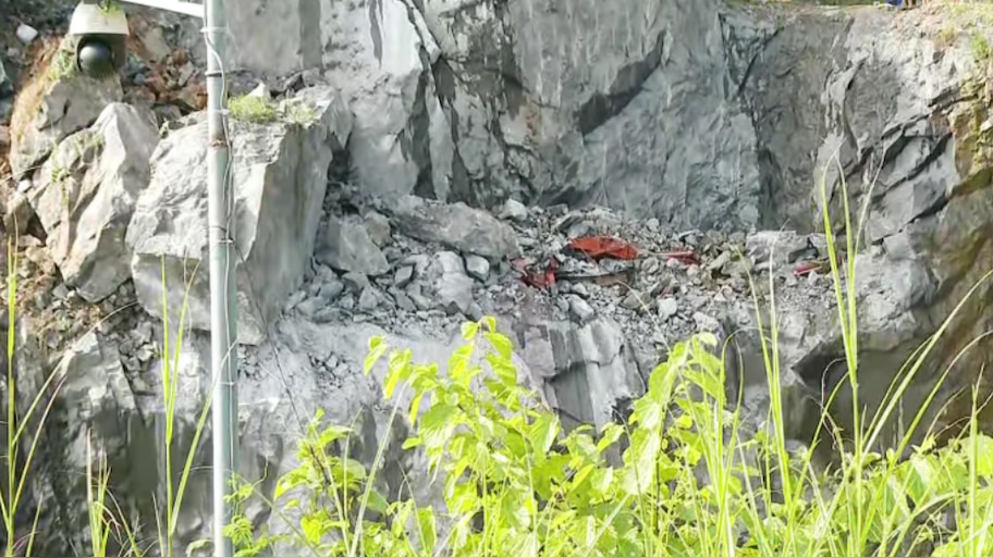 Konni Quarry Accident: കോന്നി പാറമട അപകടം; ഒരാളുടെ മൃതദേഹം പുറത്തെടുത്തു, പാറയിടിയുന്നത് വെല്ലുവിളി, രക്ഷാദൗത്യം നിർത്തിവെച്ചു